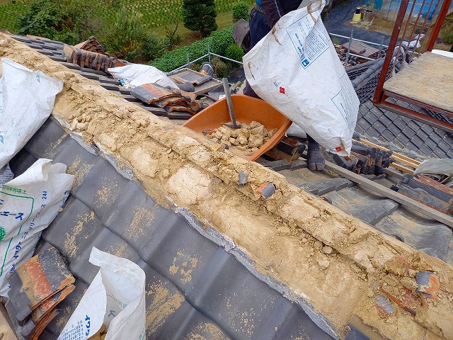 大棟の解体を行う屋根職人